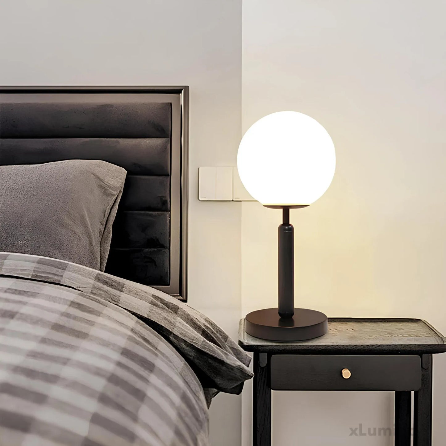 GlowSphere – LED Tafellamp met Glazen Bol & Messing Voet | Moderne Design Lamp voor Woonkamer, Slaapkamer & Kantoor