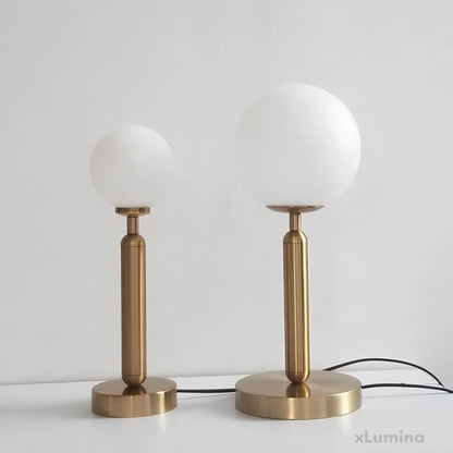 GlowSphere – LED Tafellamp met Glazen Bol & Messing Voet | Moderne Design Lamp voor Woonkamer, Slaapkamer & Kantoor