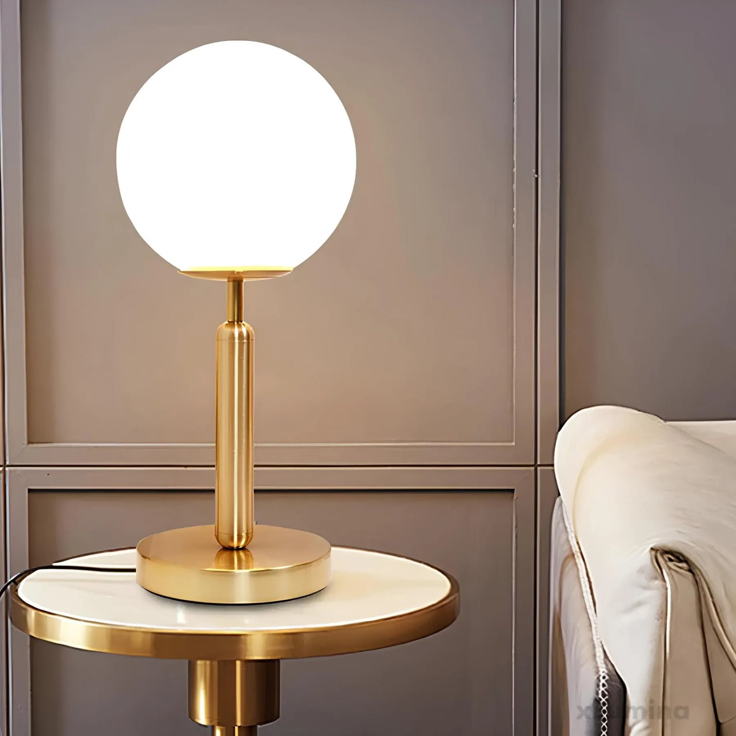 GlowSphere – LED Tafellamp met Glazen Bol & Messing Voet | Moderne Design Lamp voor Woonkamer, Slaapkamer & Kantoor