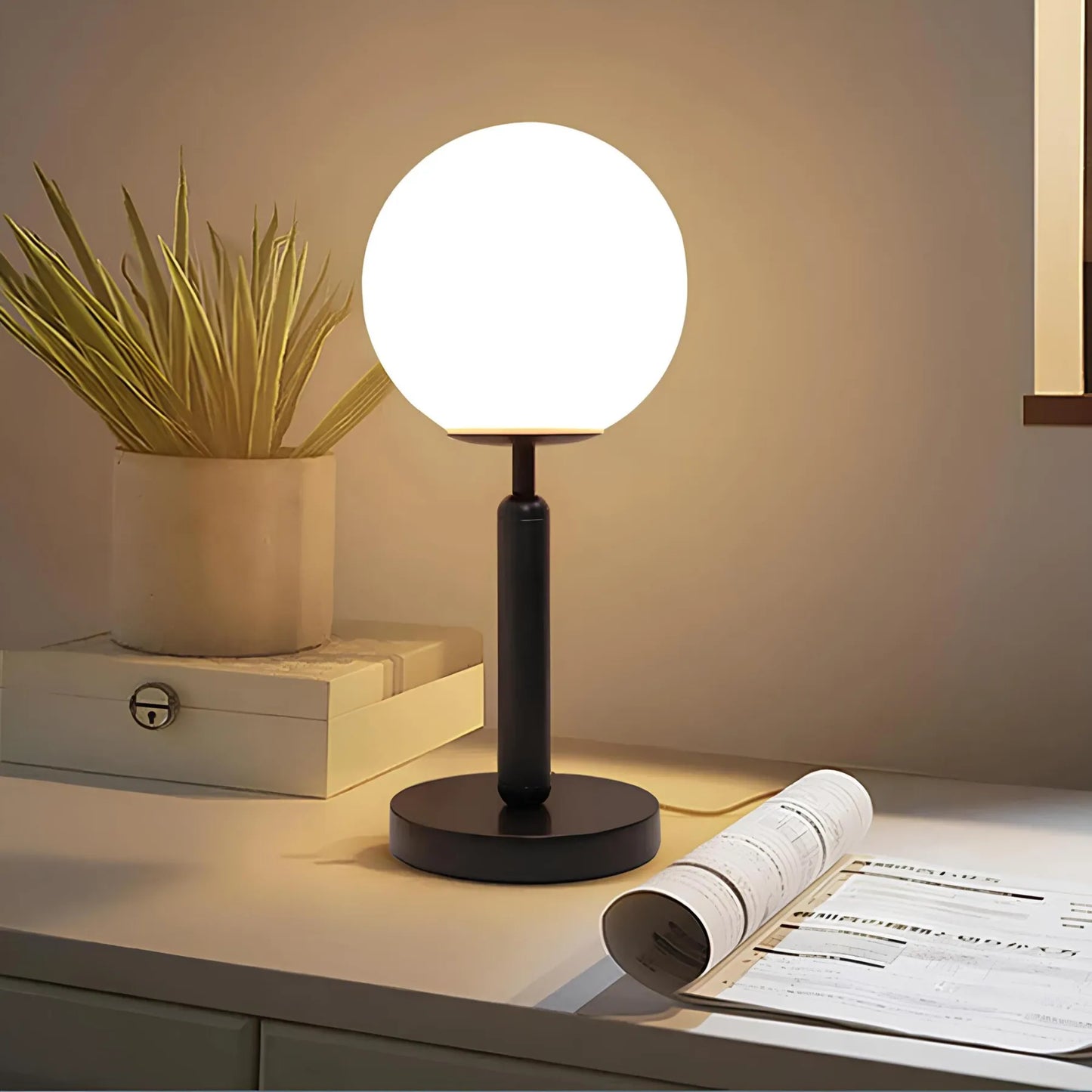 GlowSphere – LED Tafellamp met Glazen Bol & Messing Voet | Moderne Design Lamp voor Woonkamer, Slaapkamer & Kantoor