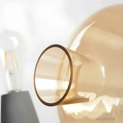 Leimu - Tafellamp van amberkleurig glas en betonnen voet