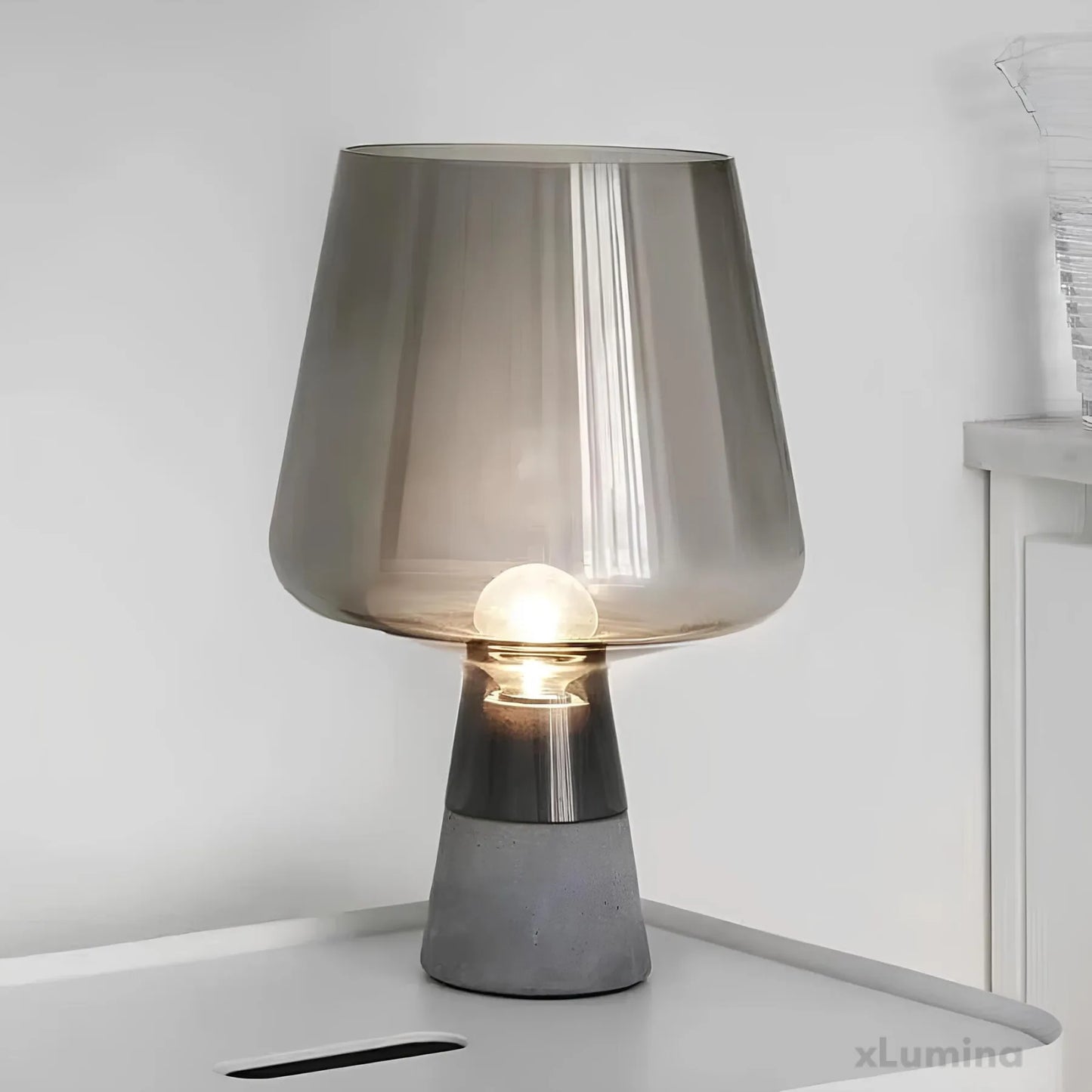 Leimu - Tafellamp van amberkleurig glas en betonnen voet