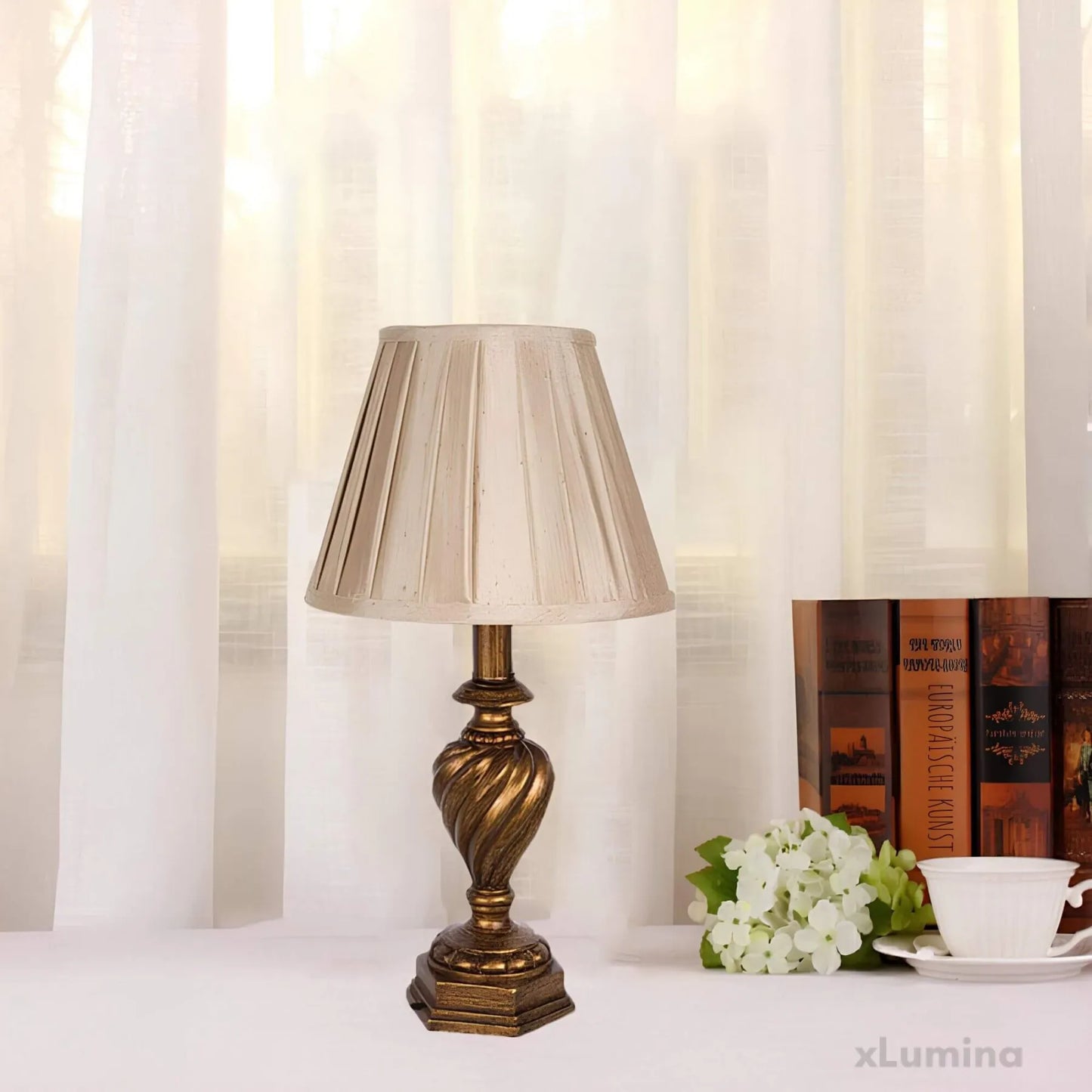 Luminadesign - Geplooid bedlampje met hars basis