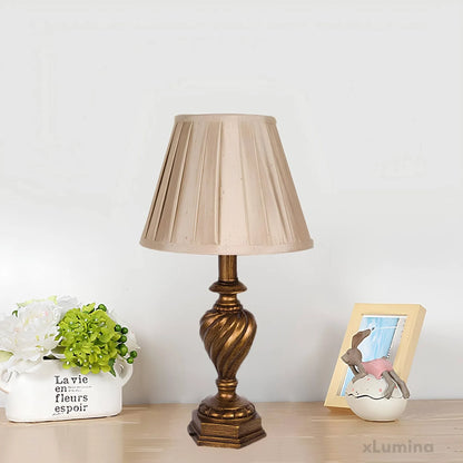 Luminadesign - Geplooid bedlampje met hars basis