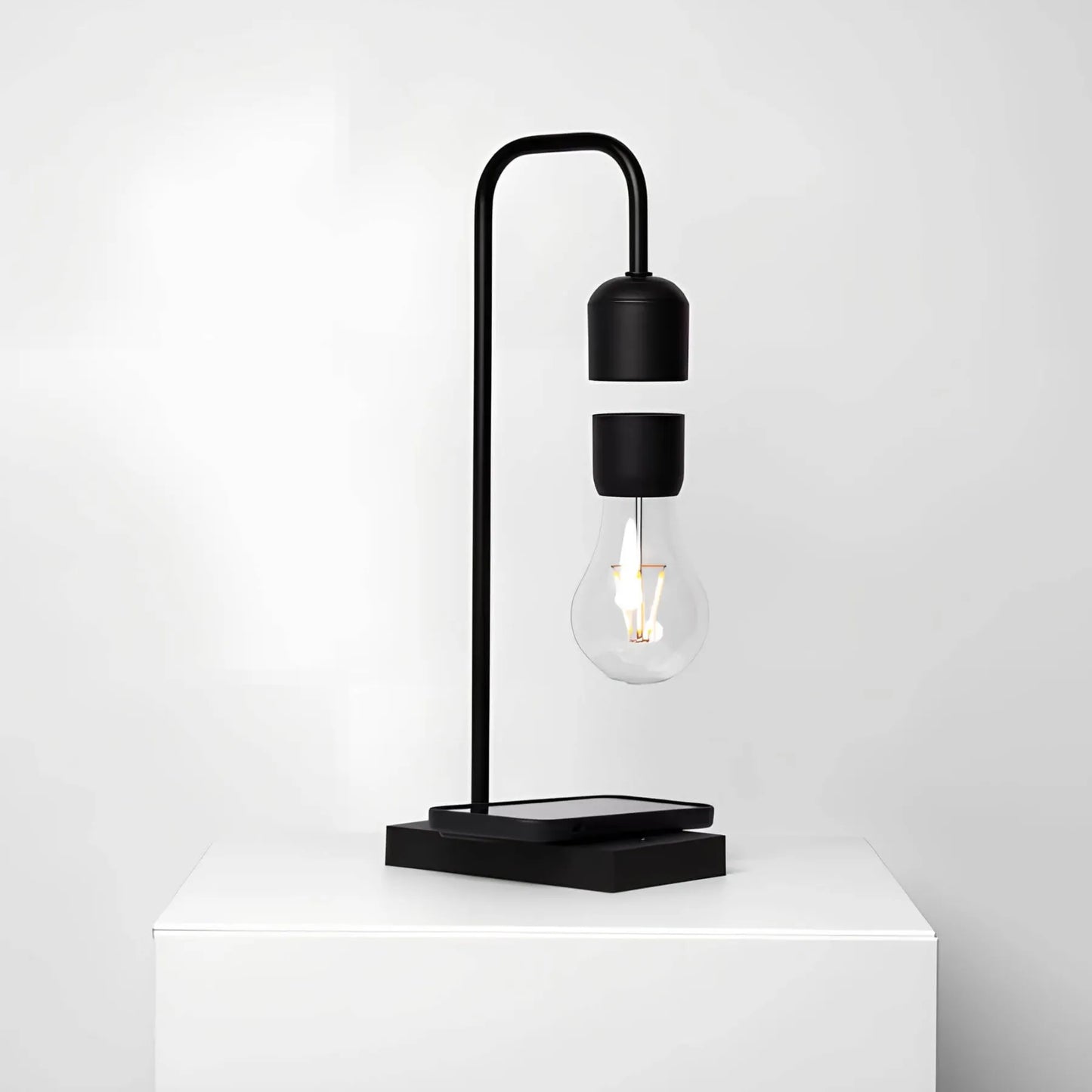 Minimalistische Leviterende LED-lamp met draadloze oplader voor mobiele telefoon