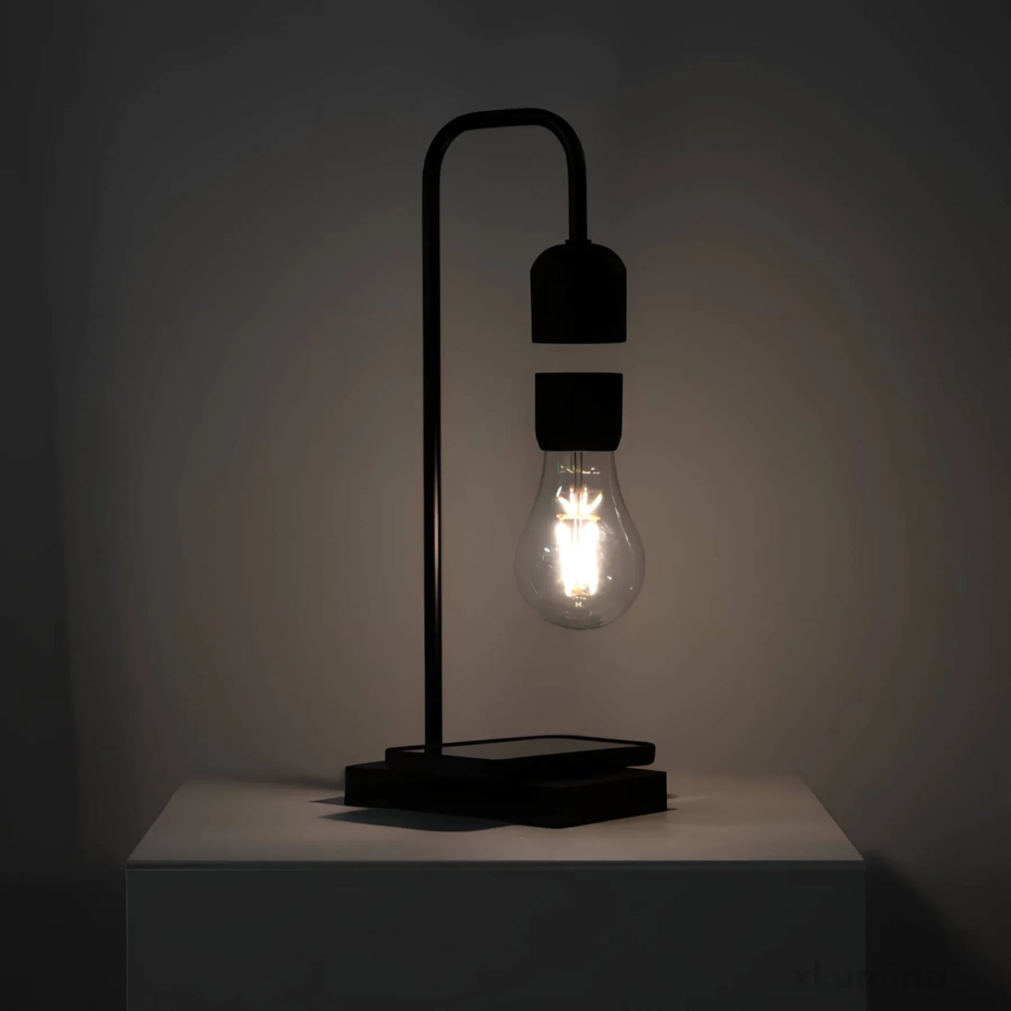 Minimalistische Leviterende LED-lamp met draadloze oplader voor mobiele telefoon
