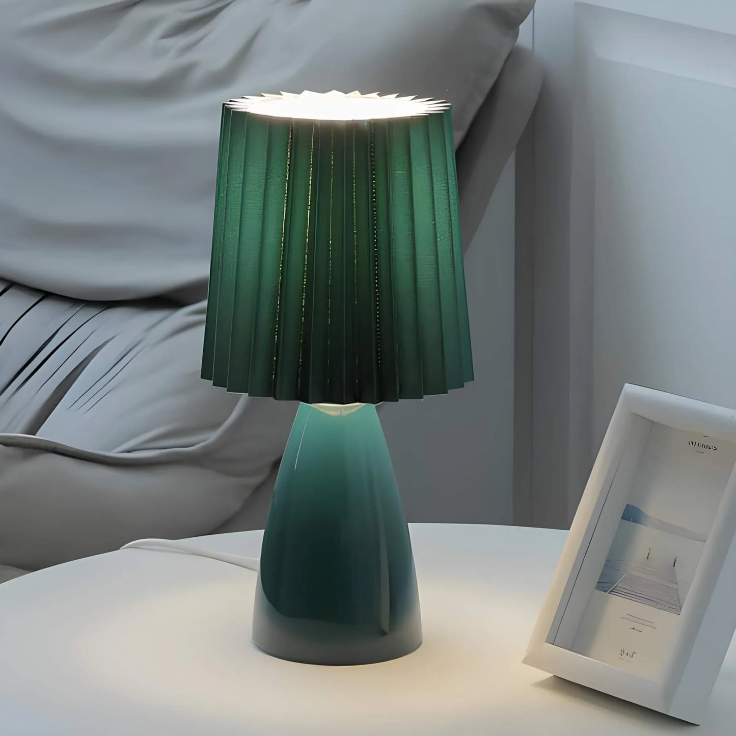 PleatedLight - Dimbare tafellamp met glazen voet en USB