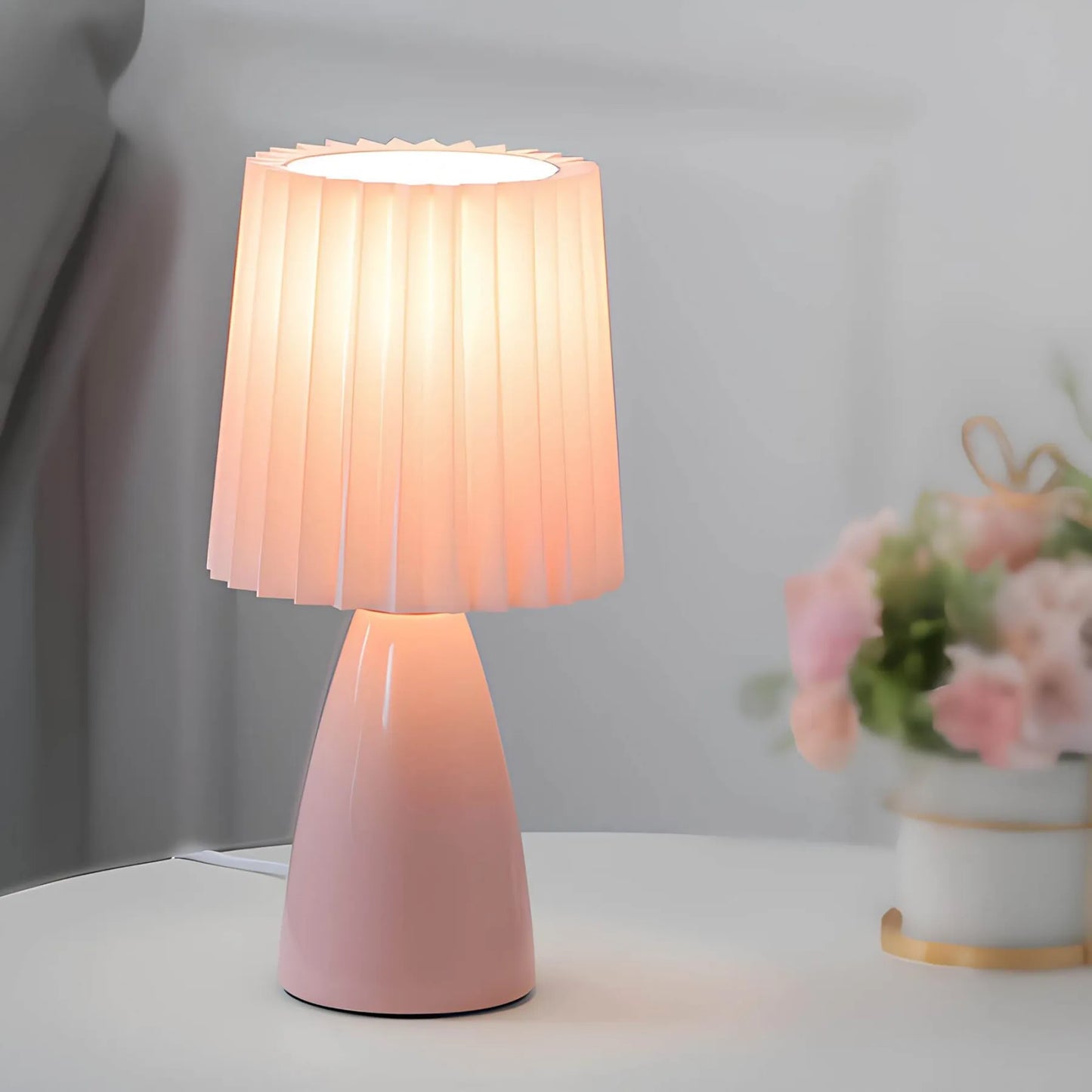 PleatedLight - Dimbare tafellamp met glazen voet en USB