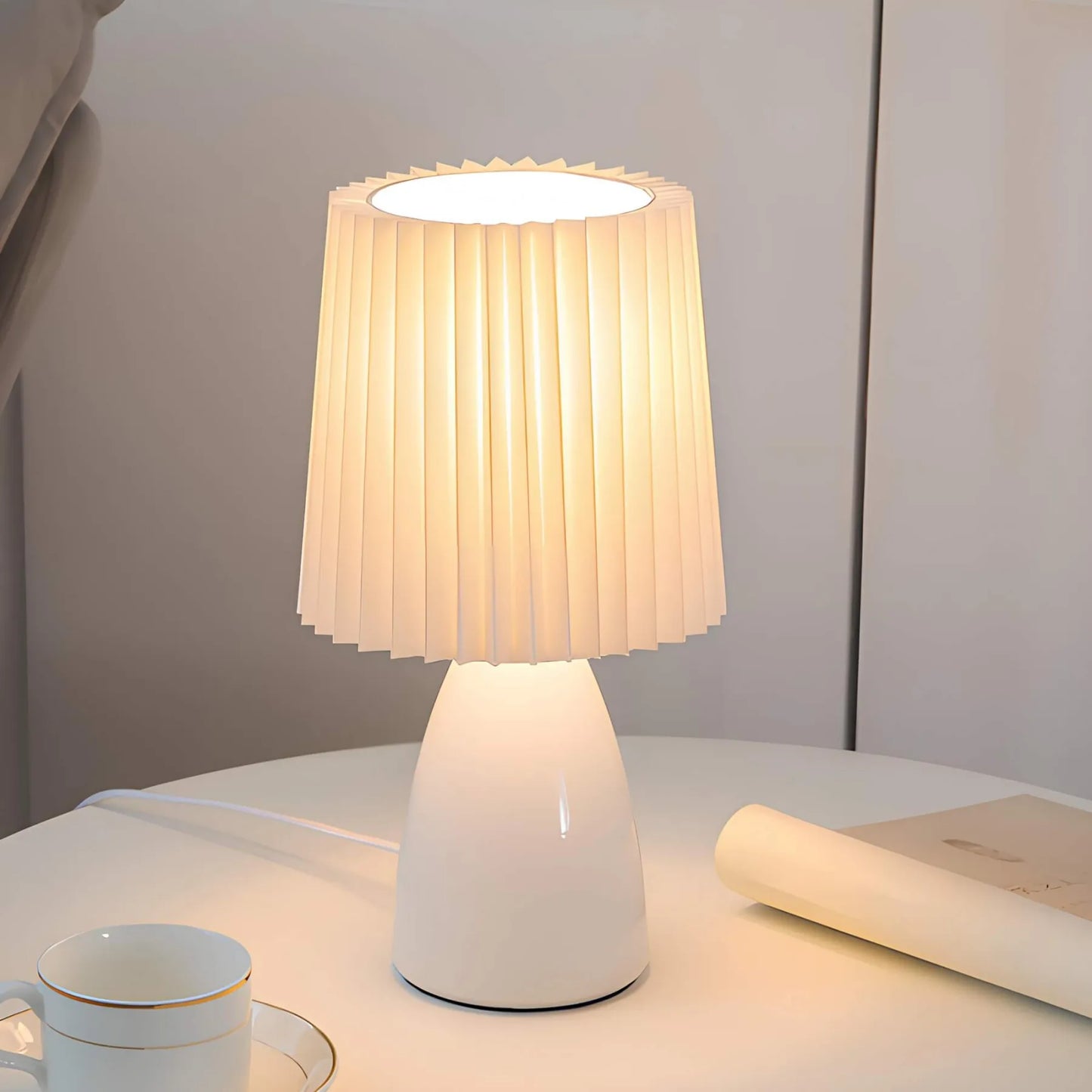 PleatedLight - Dimbare tafellamp met glazen voet en USB